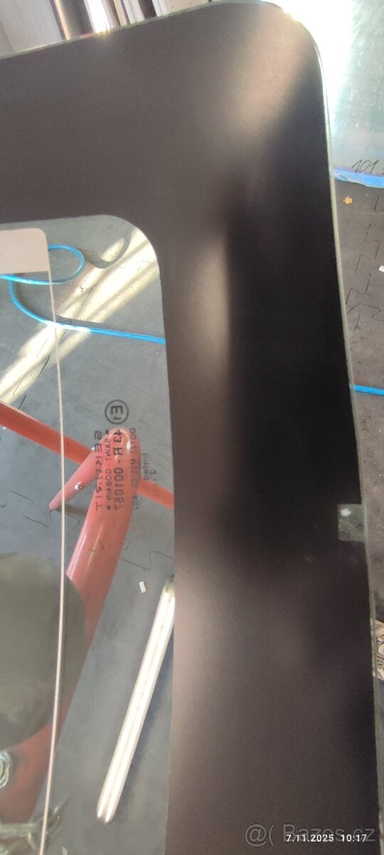 Prodám nové zadní sklo Ford Sierra sedan r.v: 87-92