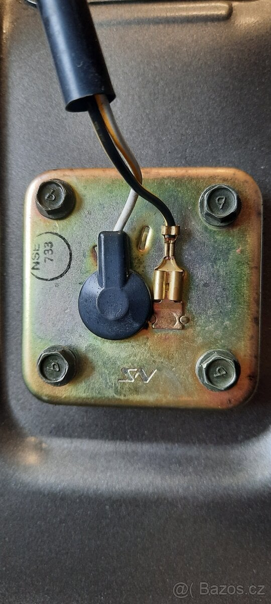 Kawasaki ZX 12R plovák hladiny benzínu