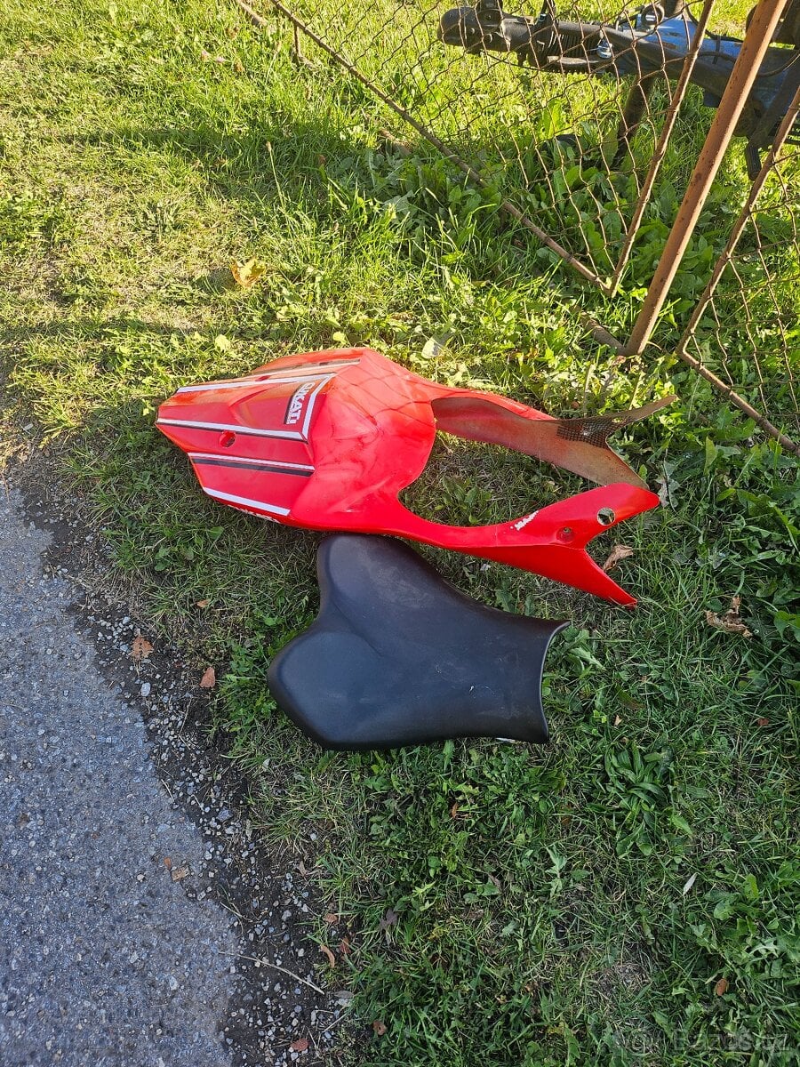 Suzuki GSXR 1000 K9 laminát a sedlo