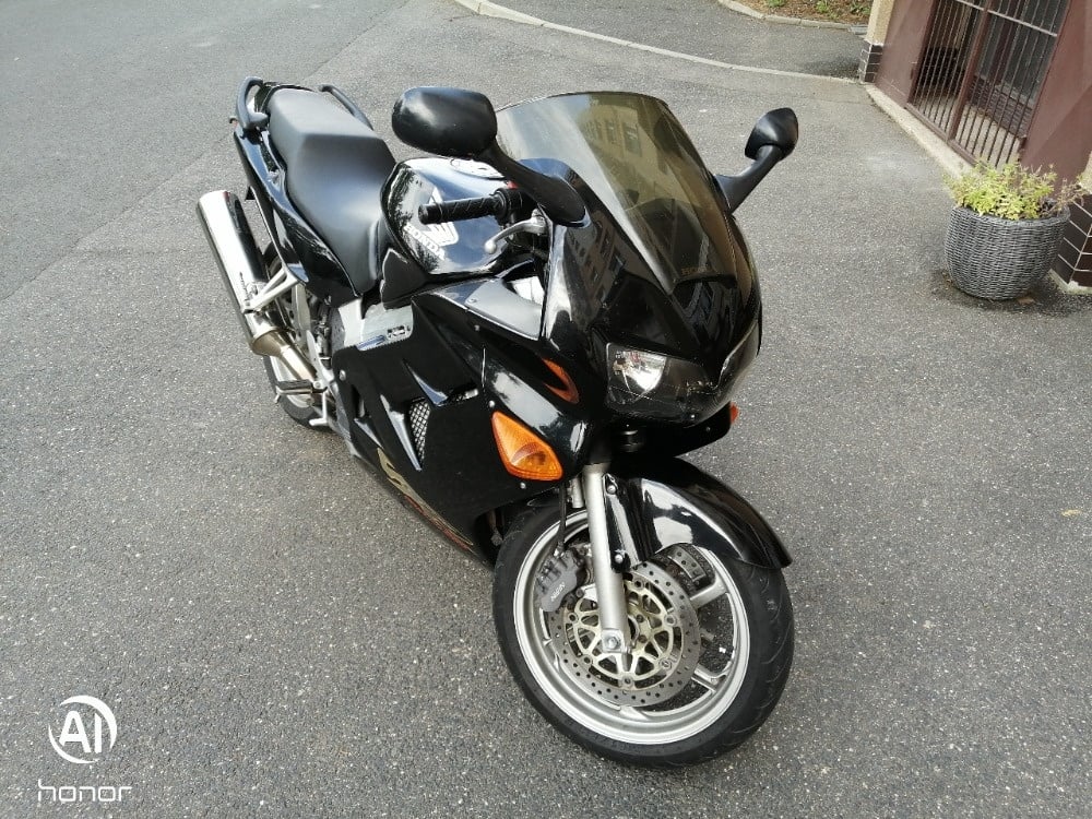 Honda VFR 800  FI 72Kw r.v.2000