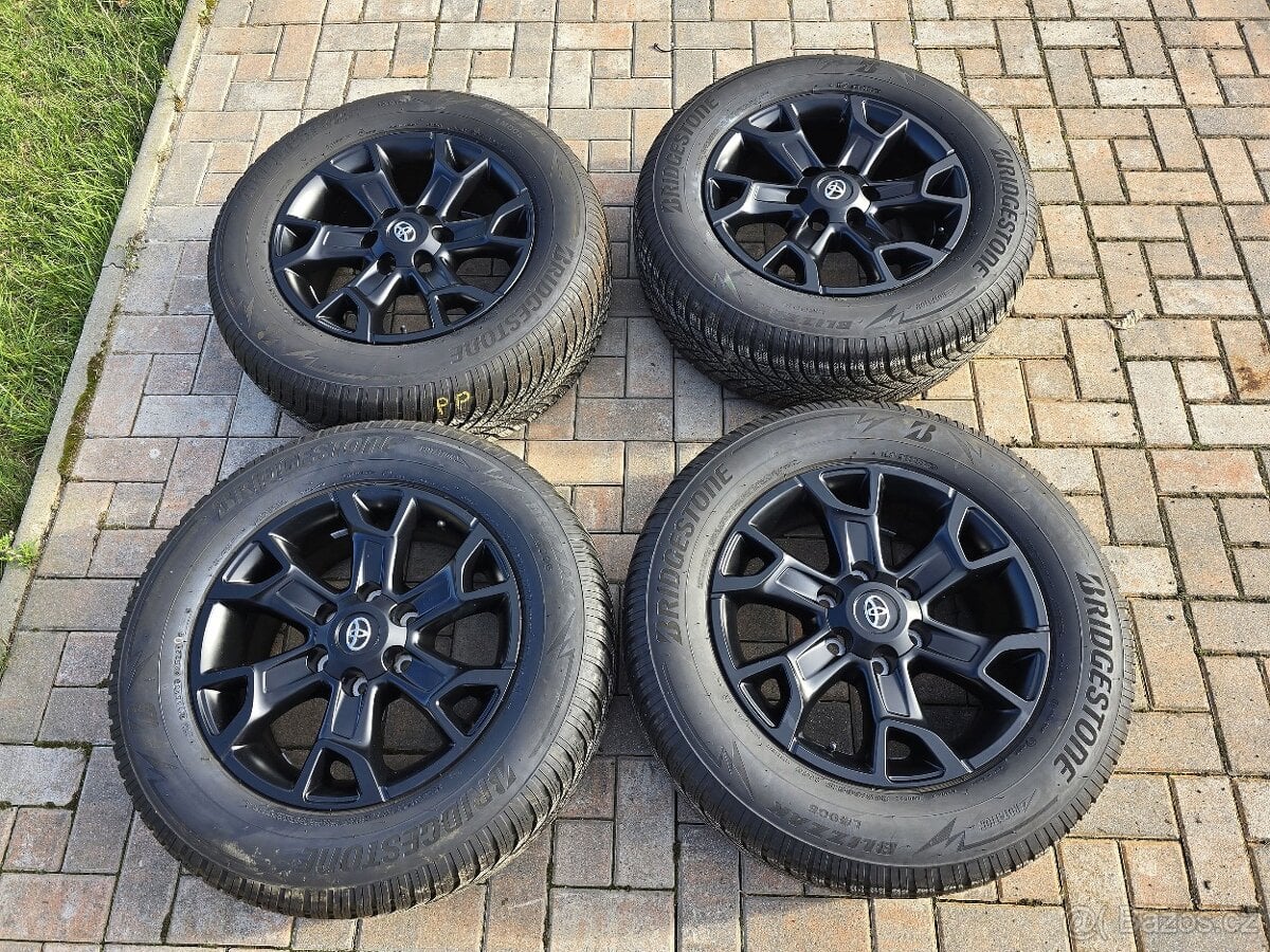 Zánovní originální sada ráfků a pneu na Toyota Hilux 2022
