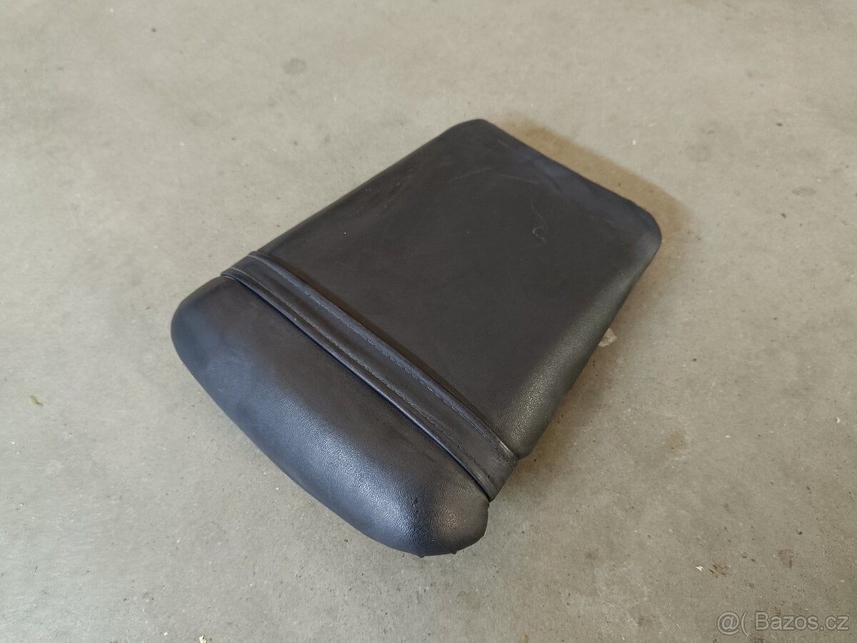 Yamaha R1 zadní sedlo 03