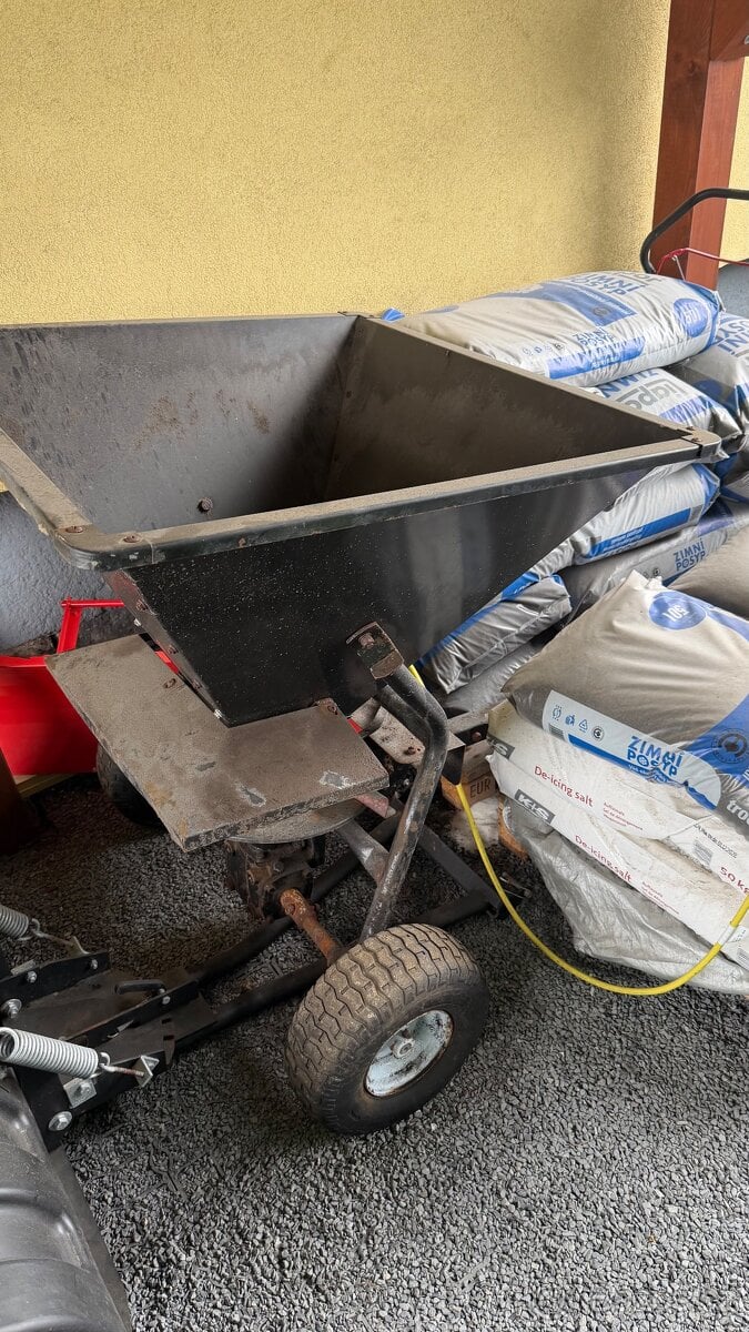 Posypový vozík za tažné zařízení