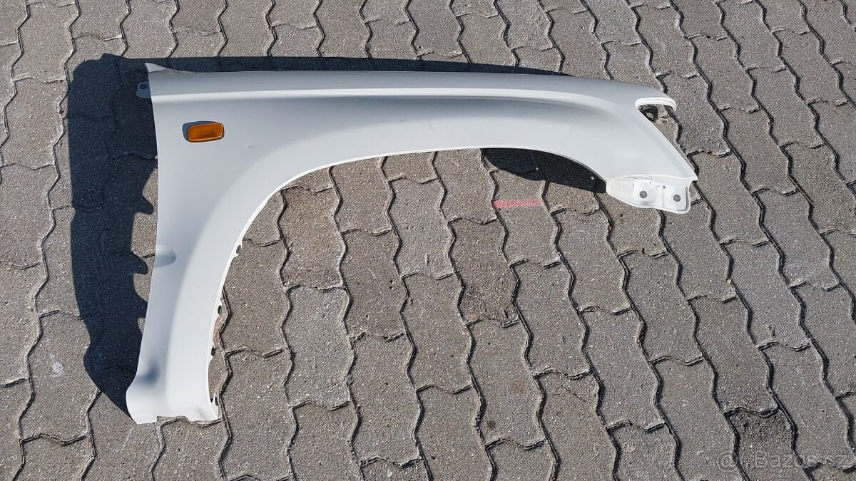 Toyota Hilux – Blatník pravý přední bílý