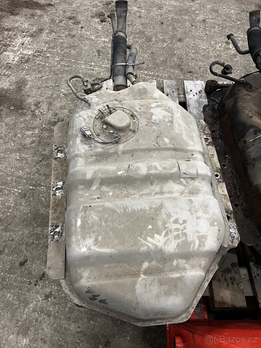 Nissan Patrol y61 palivová nádrž