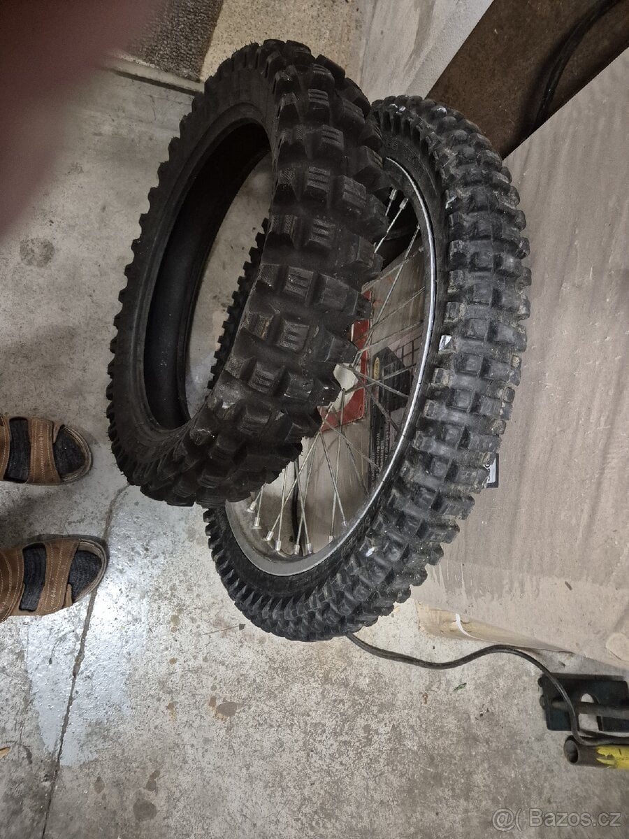 Prodám pneu drapák, přední jetý, zadní nový