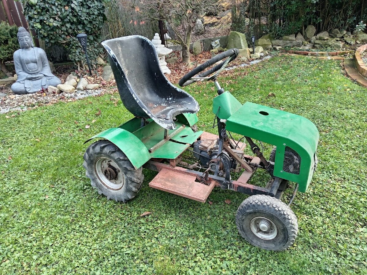 Dětský benzínový traktůrek