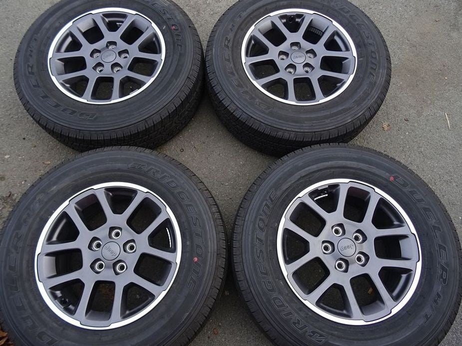 Alu disky Jeep Wrangler, 18", 5x127, celoroční Bridgestone