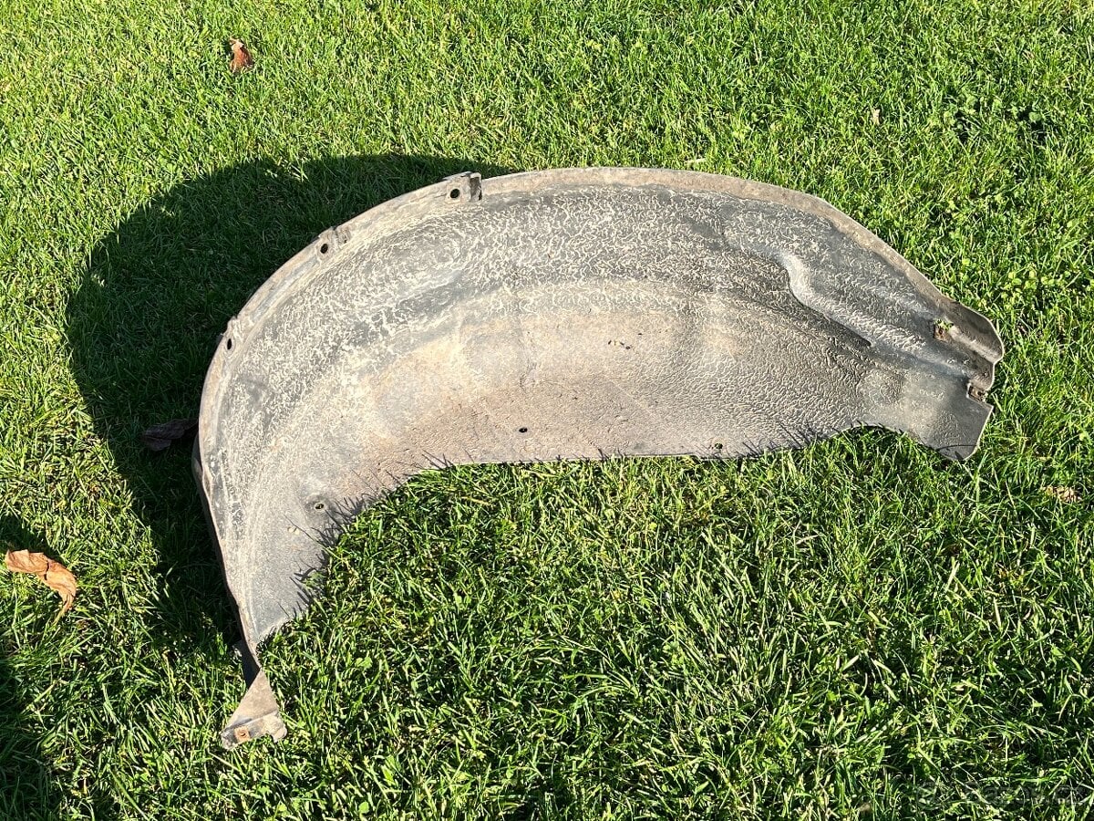 Land Rover Discovery 3 pravý zadní podběh