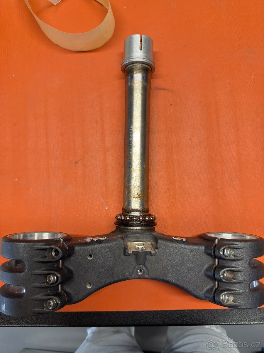 Ducati Panigale Streetfighter V4 S krk řízení triple clamp