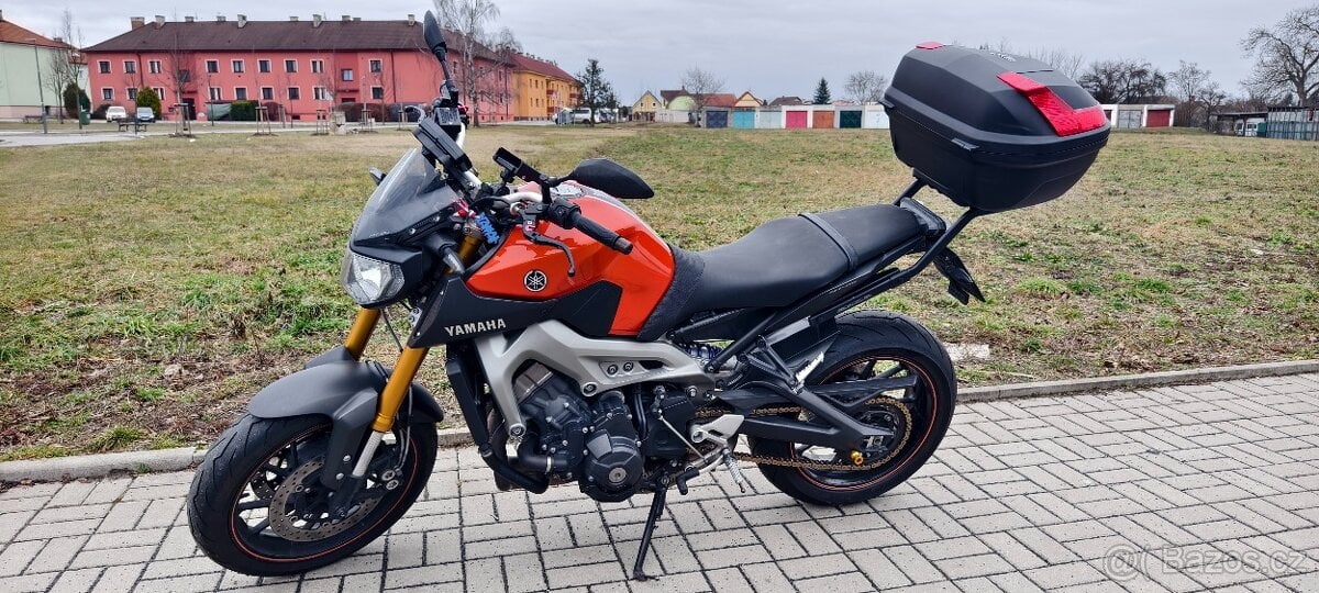 Yamaha MT-09, r. 2014 – Akrapovič, kufr, nové pneu