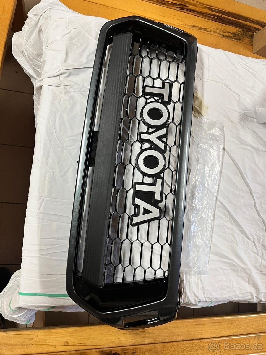 Maska TOYOTA Hilux REVO