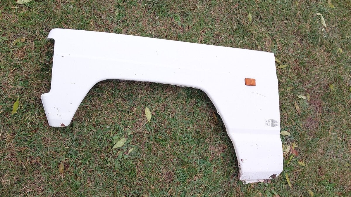 Nissan Patrol Španěl – Blatník levý přední bílý 1500kč