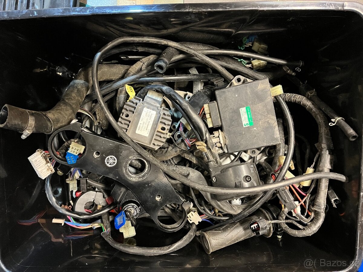 Yamaha R1 N a plasty na R1