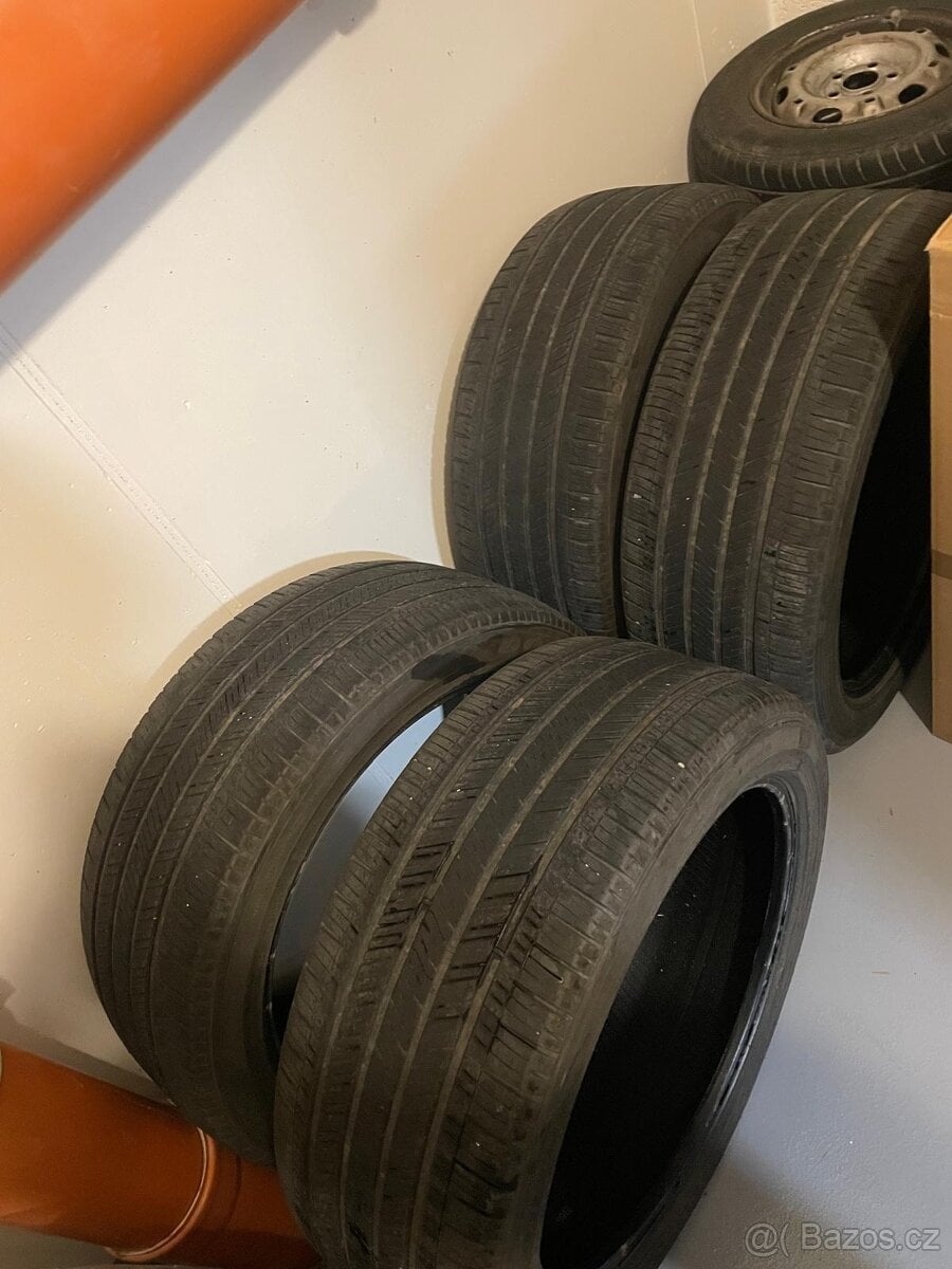 Celoroční 285/45 r22
