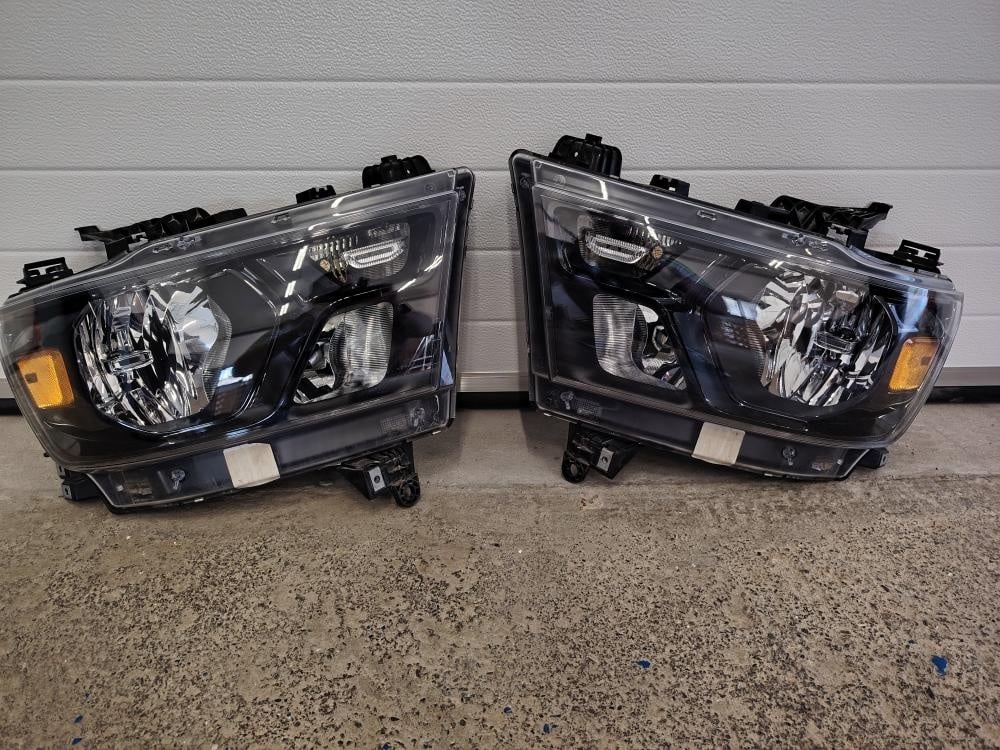 Přední světla Dodge Ram 1500 5.gen