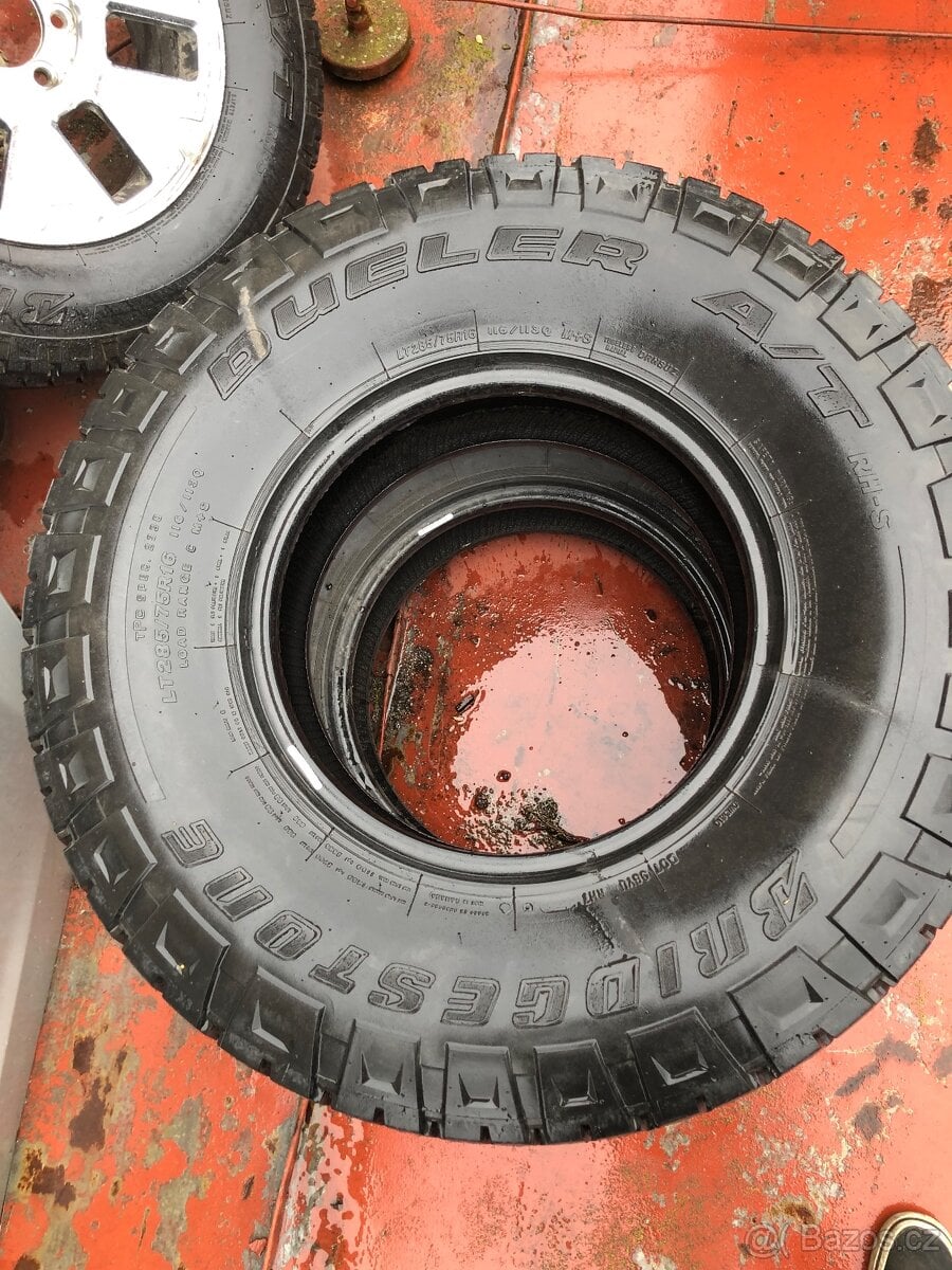 Universalni pneu 285/75r16