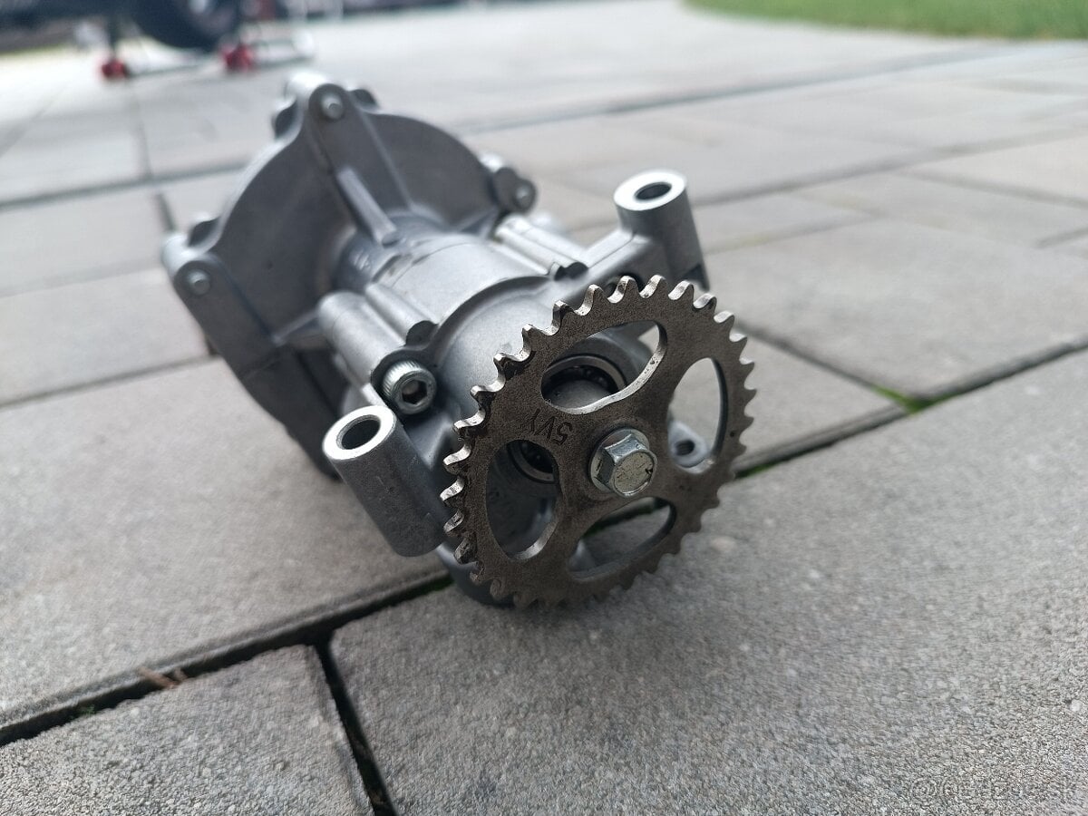 YAMAHA R1 2006 VODNÉ OLEJOVÉ ČERPADLO