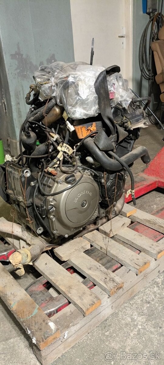 Motor Honda CBR 1100 Blackbird – injektor + rám na buggy