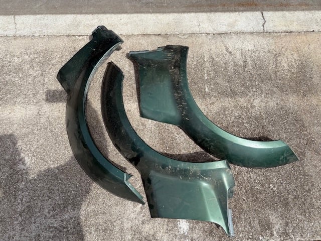 Predám plastové bočné lemy na SUZUKI Jimny