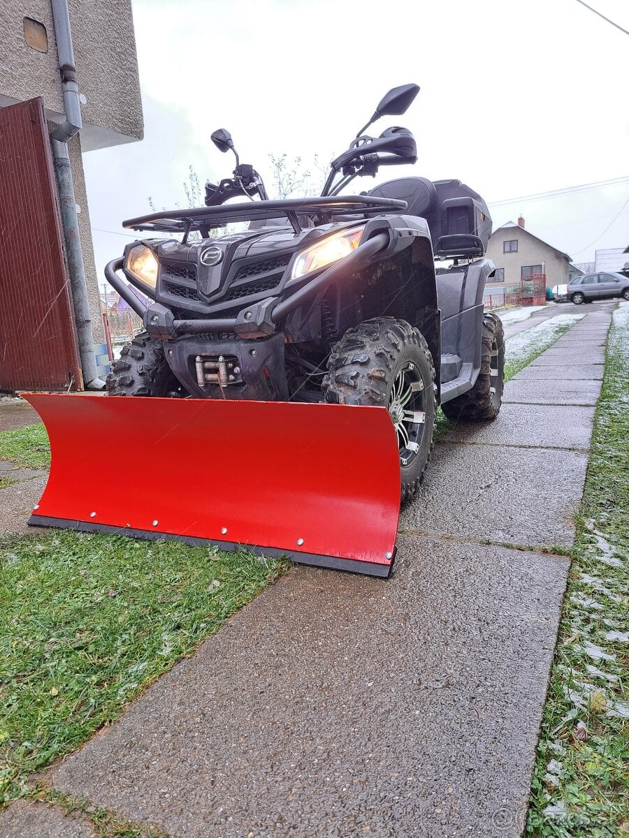 Snežný pluh na štvorkolku