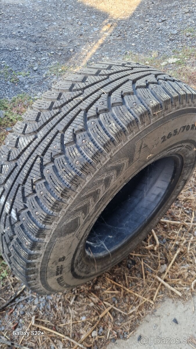Predam pneu znacky NOKIAN 265 /70 r16  112 T
