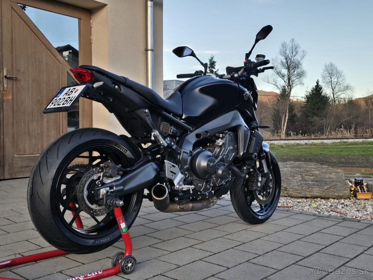 Yamaha MT-09 – 8/2022 – 14 900 km – matná čierna – perfektný