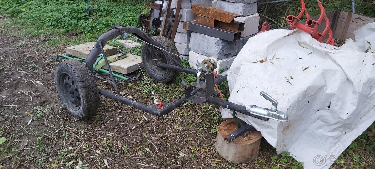 Vozík na ťahanie dreva. Guľatiny