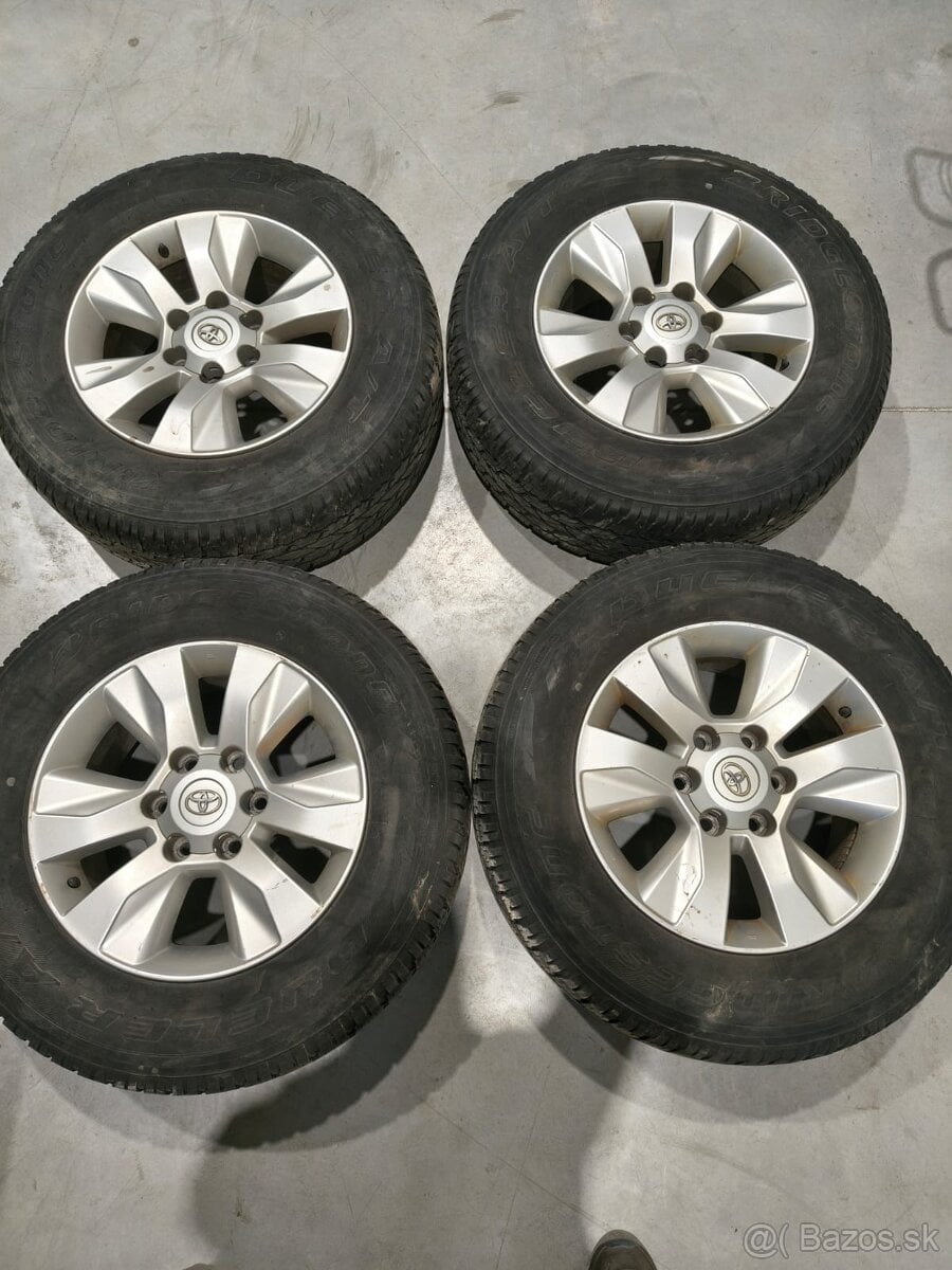 Pneumatiky s elektrónmi na Toyota Hilux