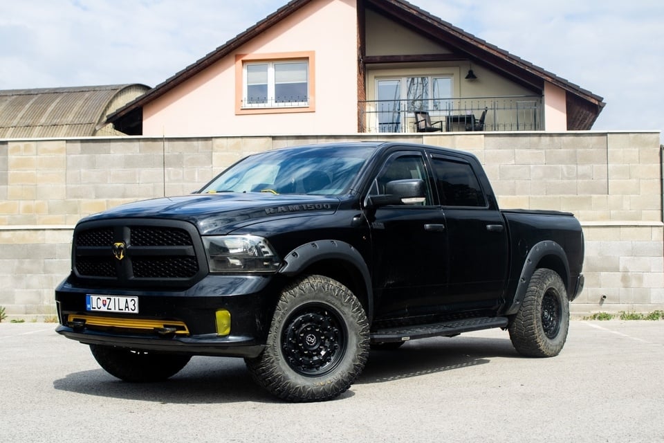 Dodge RAM 1500 5.7 HEMI /AJ NA SPLATKY/