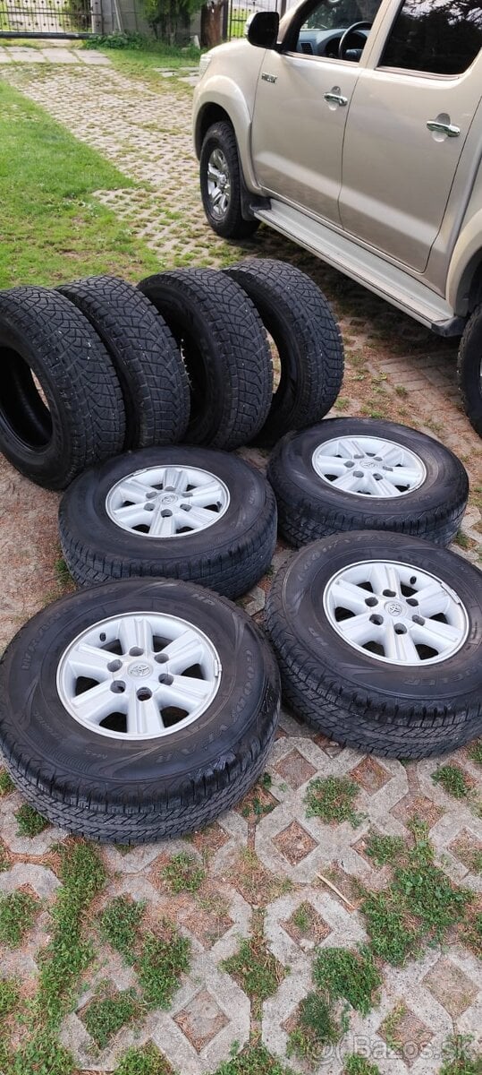 Pneumatiky a elektróny na Toyotu Hilux