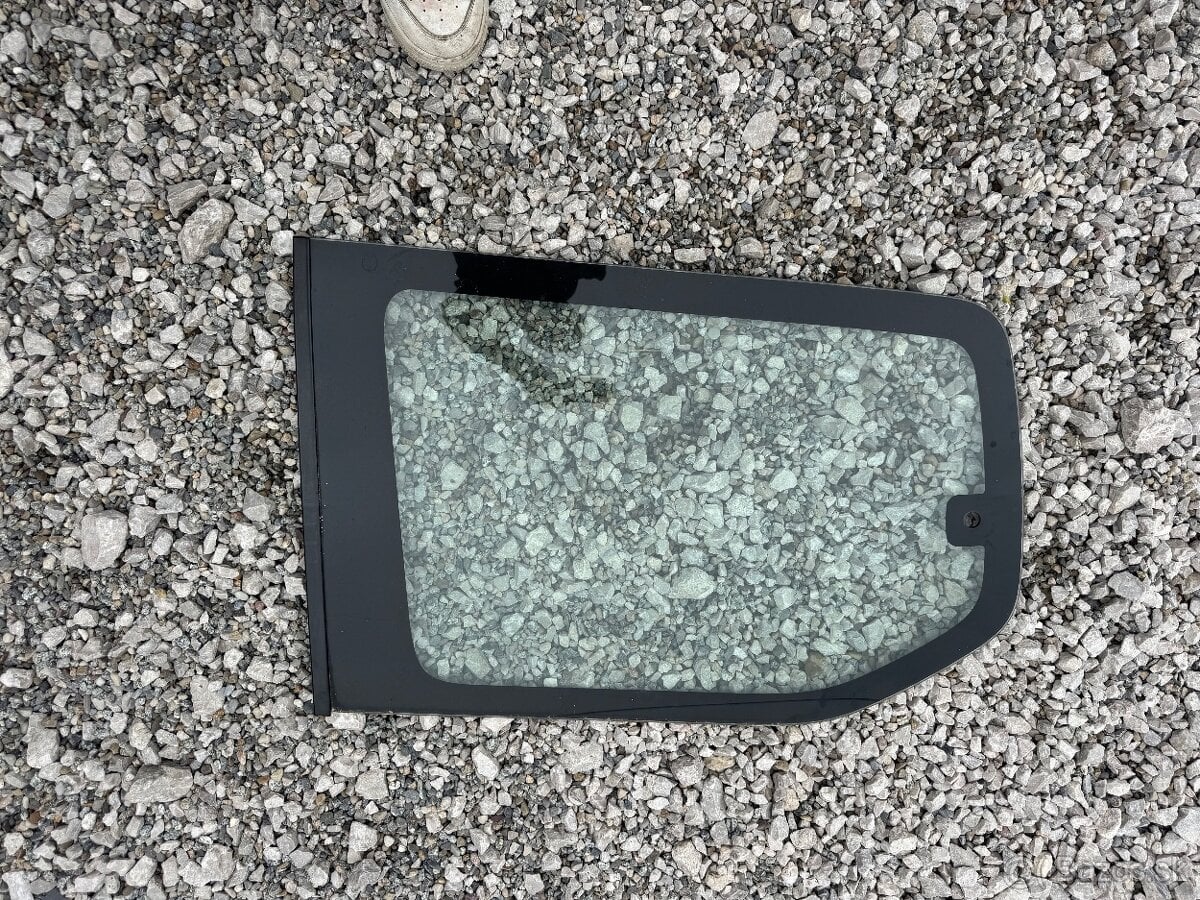 Predám lave bočné okno na Toyotu land cruiser 95