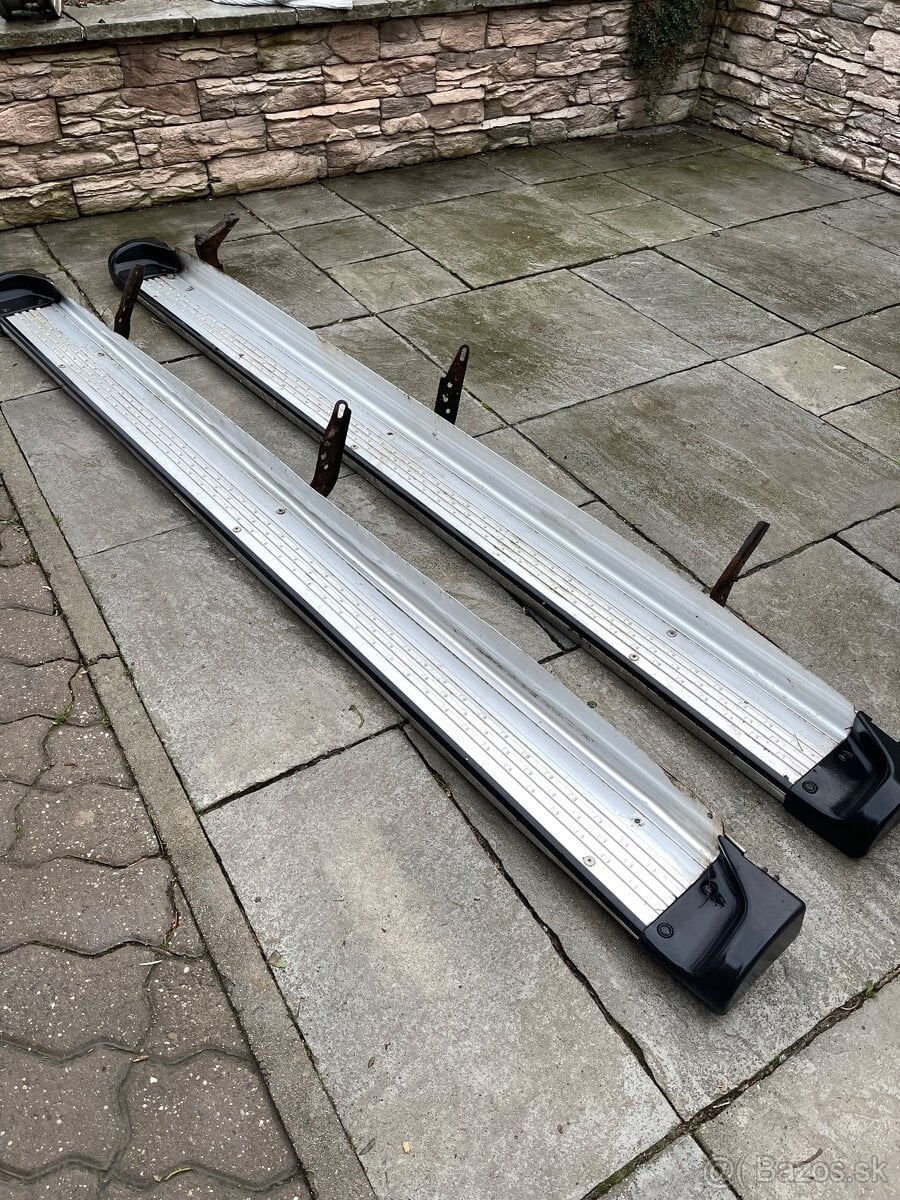 Nášlapy Toyota Hilux