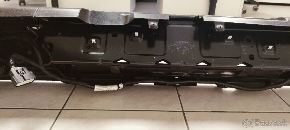 VW Amarok zadný nárazník