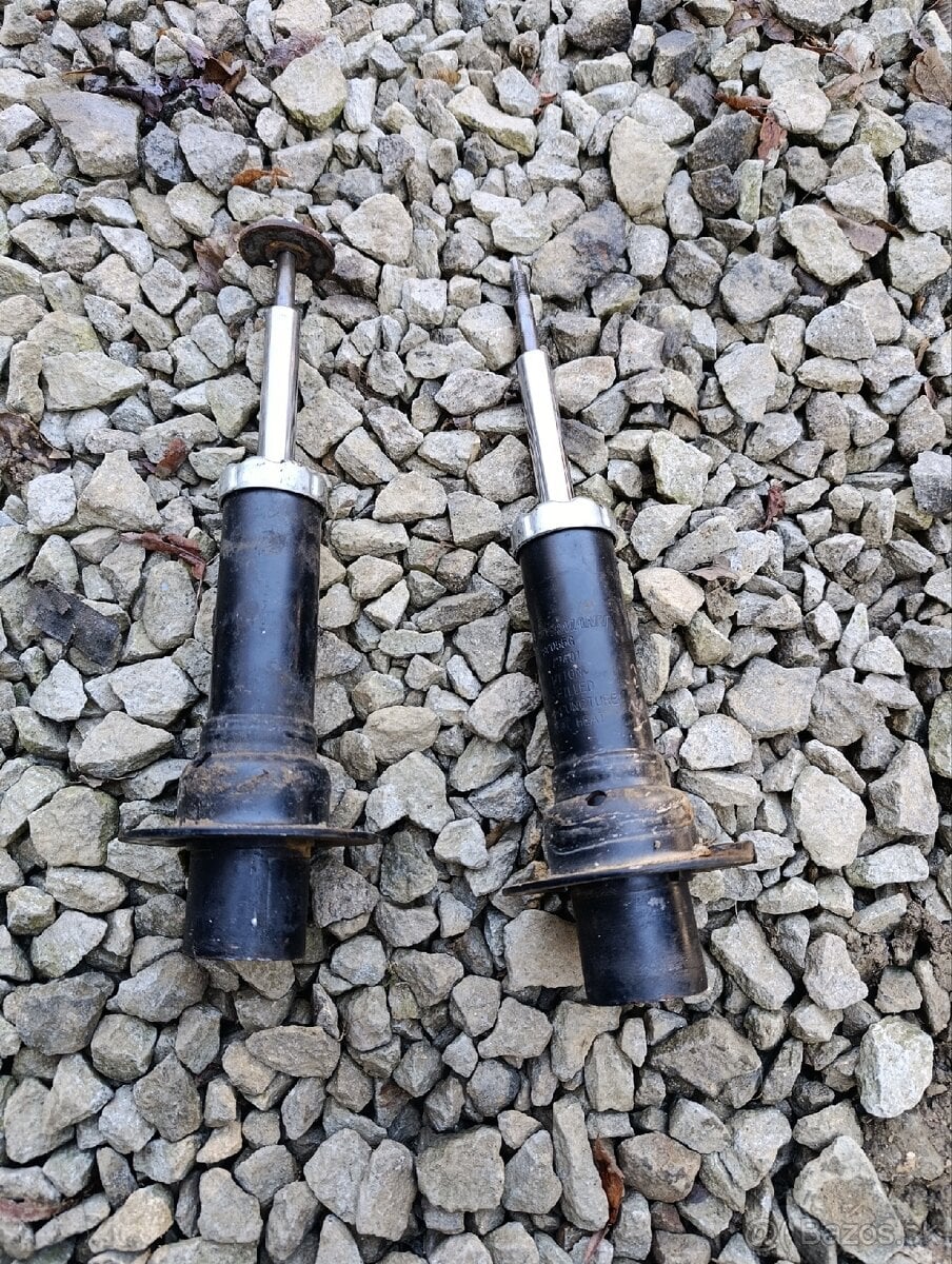 Predám predné tlmiče +pružiny jeep Cherokee kj