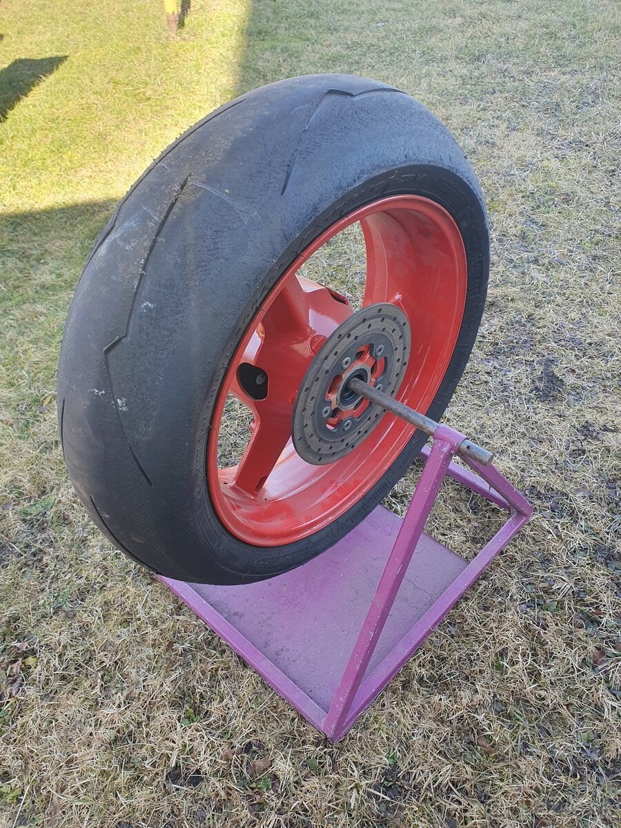 zadne koleso suzuki GSX-R 1000 a stojan na moto