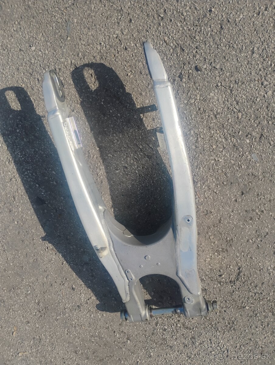Predám zadnú kyvnu vidlicu na Yamaha WR YZF