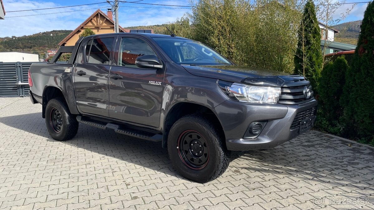 TOYOTA HILUX S NAVIJÁKOM - NA PREDAJ / NA SPLÁTKY