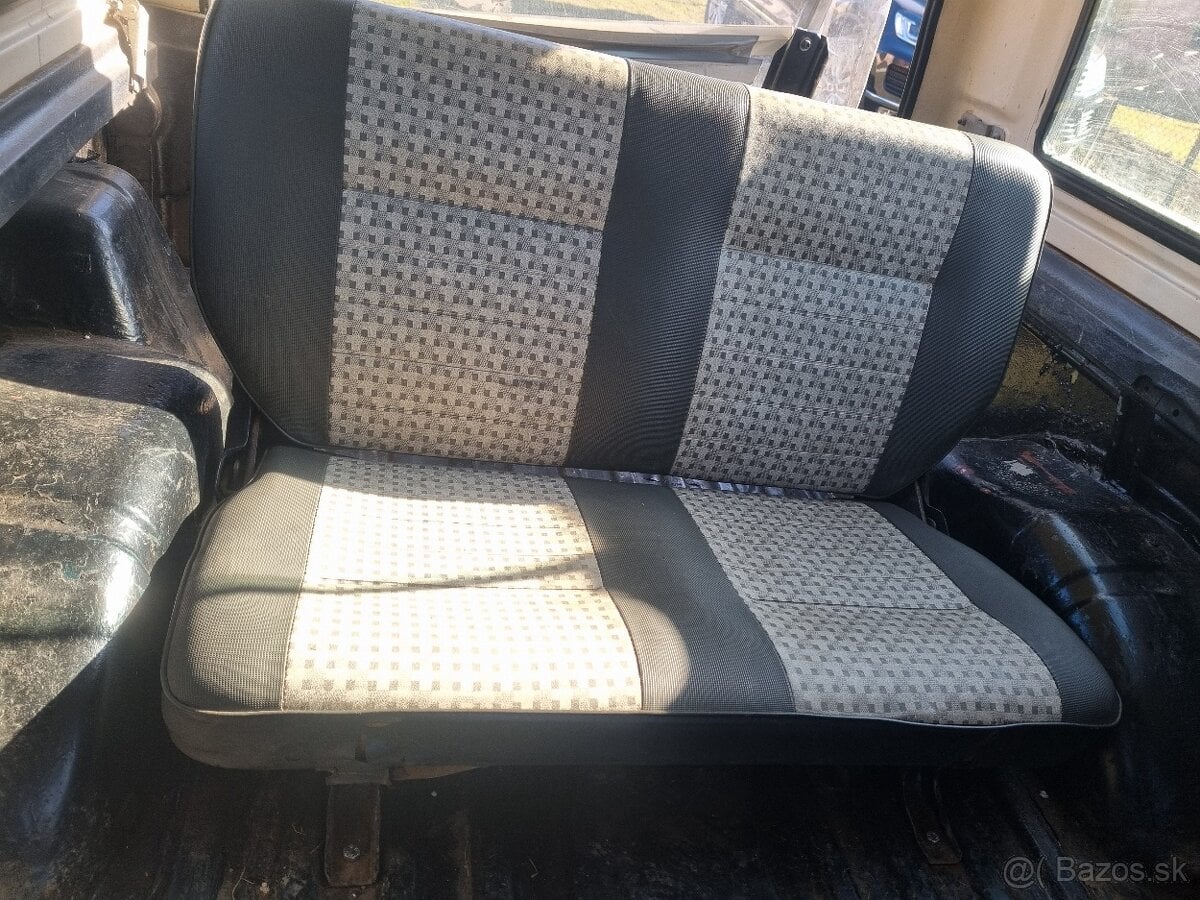 Predam na suzuki samurai zadnú sedačku