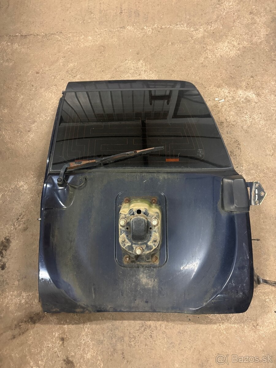 Predám zadne (Ľ/P kufrove) dvere na Nissan patrol y61