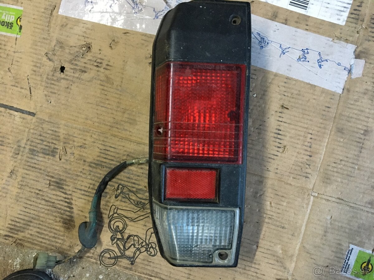 Zadné lavé svetlo na TOJOTA LAND CRUISER