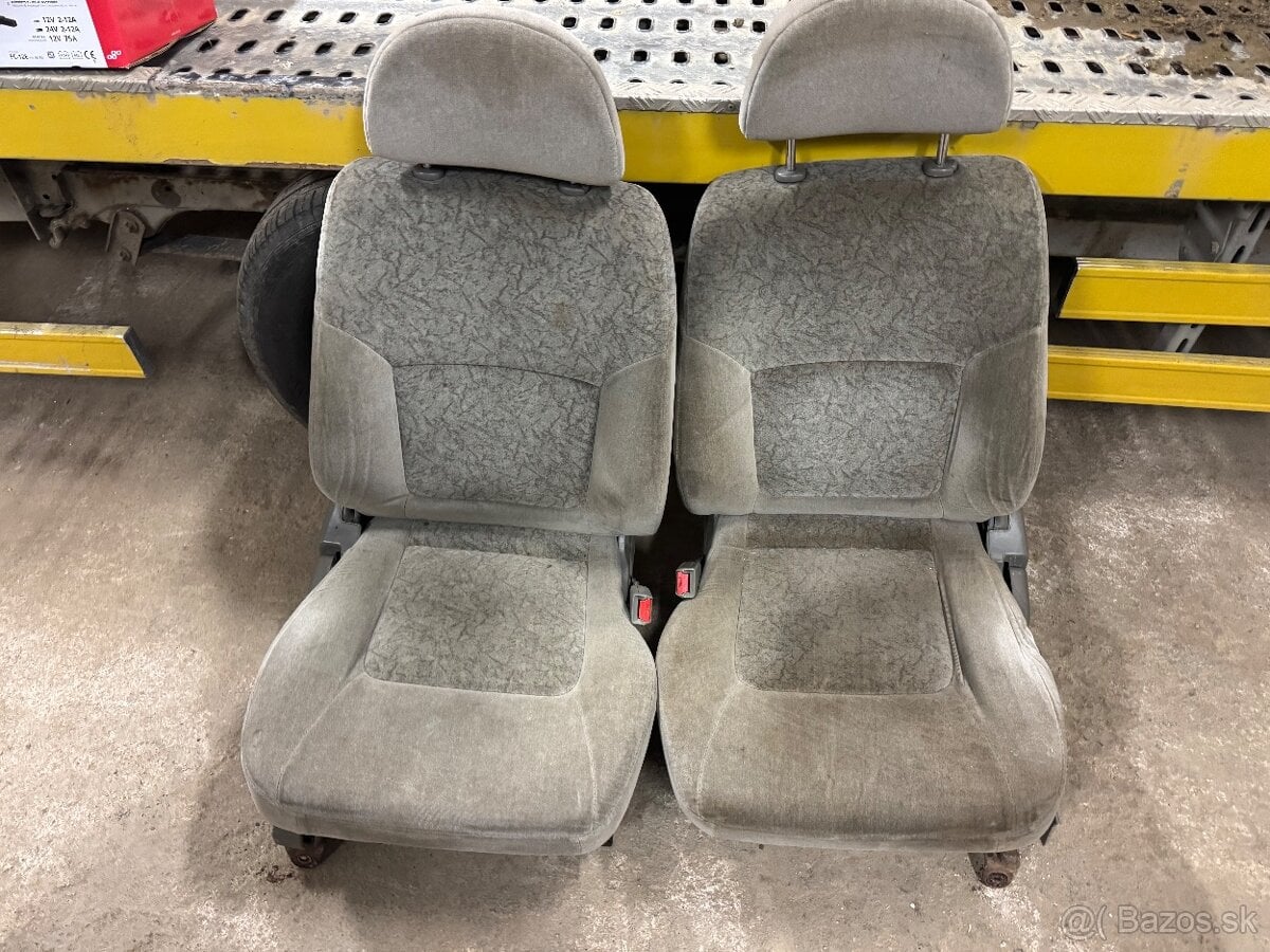 Predám predné a zadne sedačky do kratkeho Nissan patrol y61