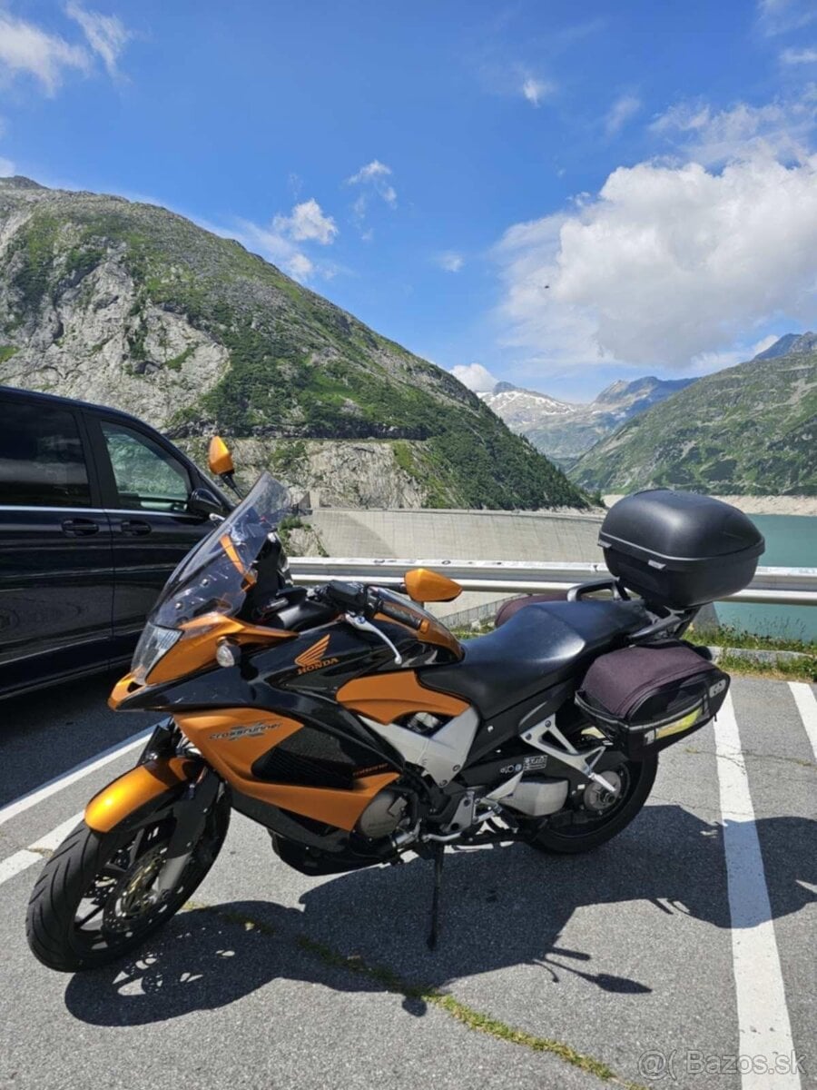 PREDÁM HONDA VFR 800X CROSSRUNNER ZA 4900 EUR