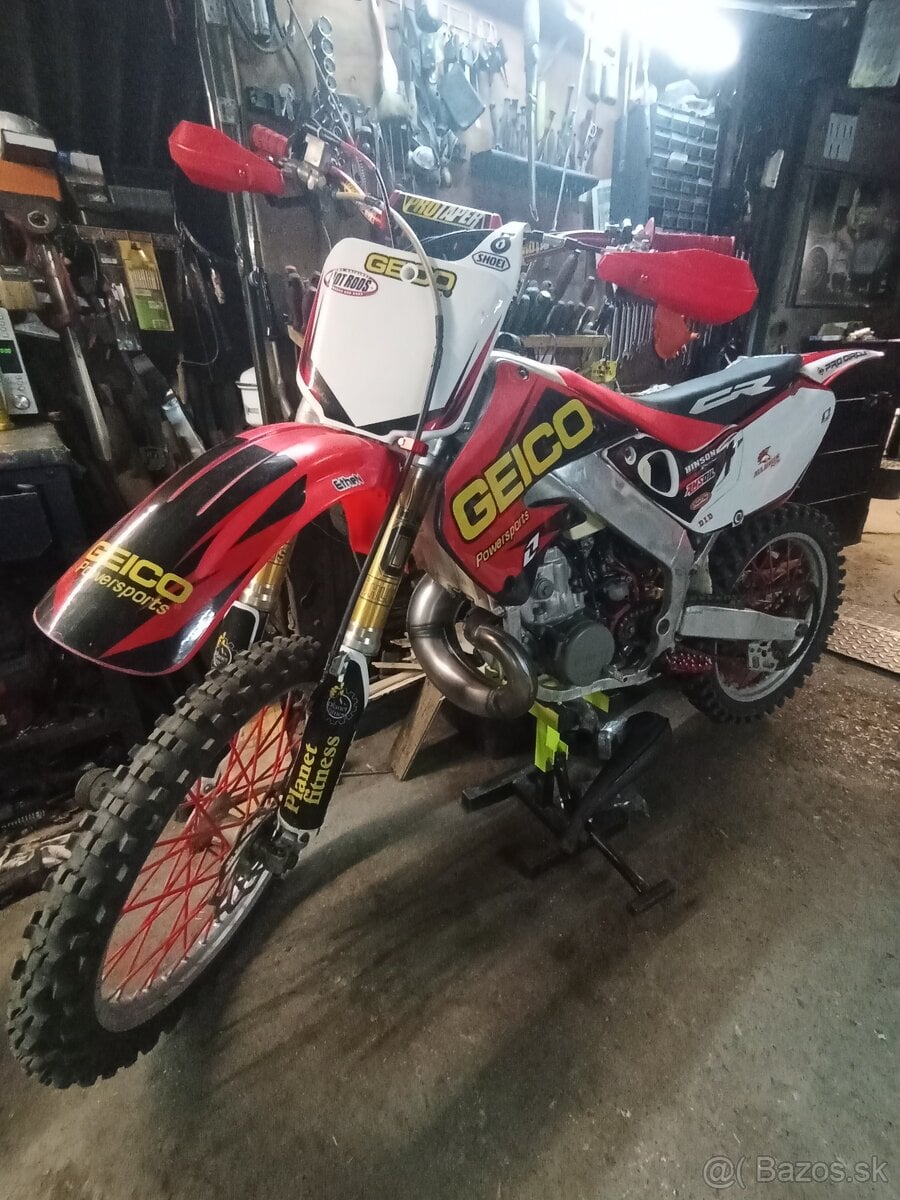 Predám Honda CR 250 v top stave 14mth žiadne vôle nič motork