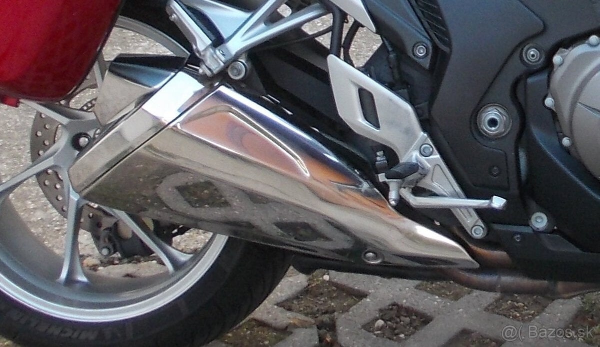 Honda VFR 1200 výfuk