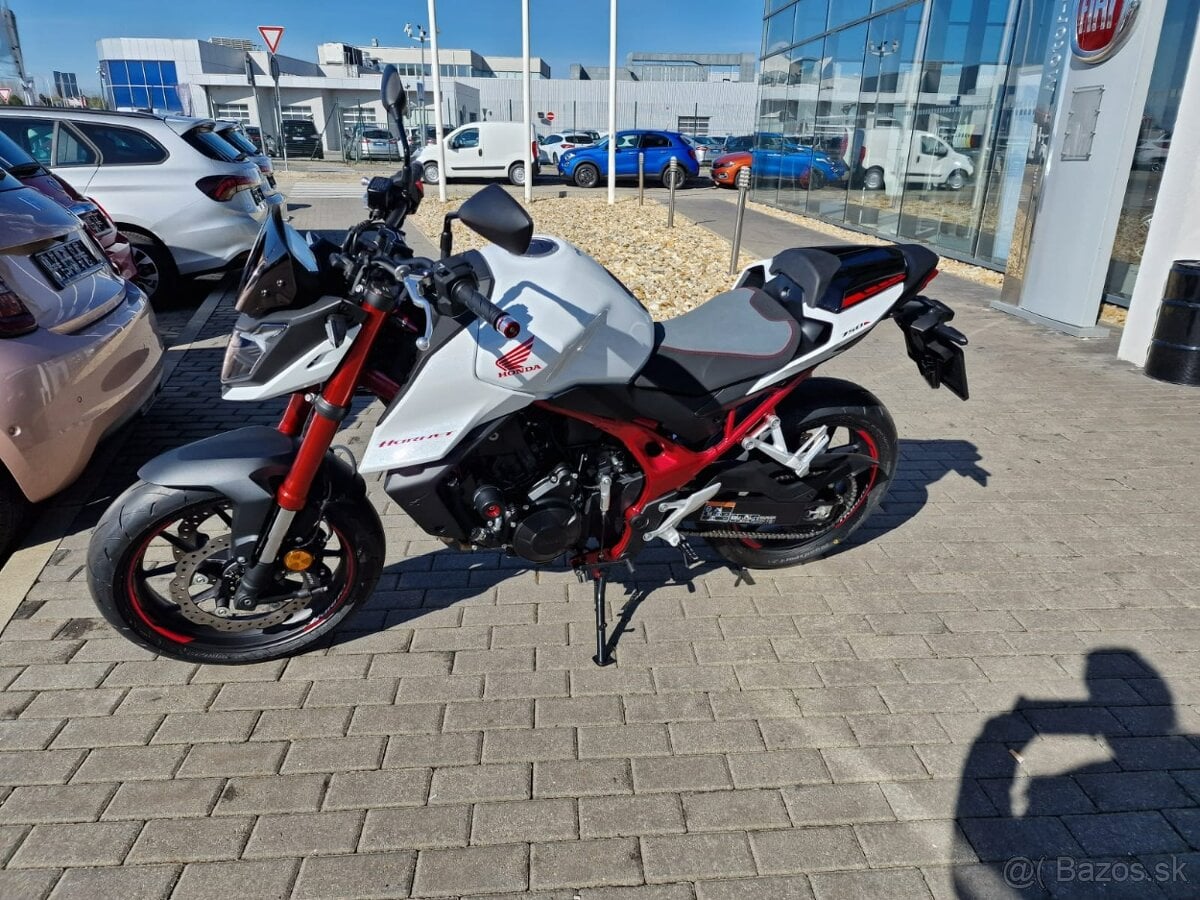 Honda CB750 Hornet 2023 - Premium výbava, Quickshifter