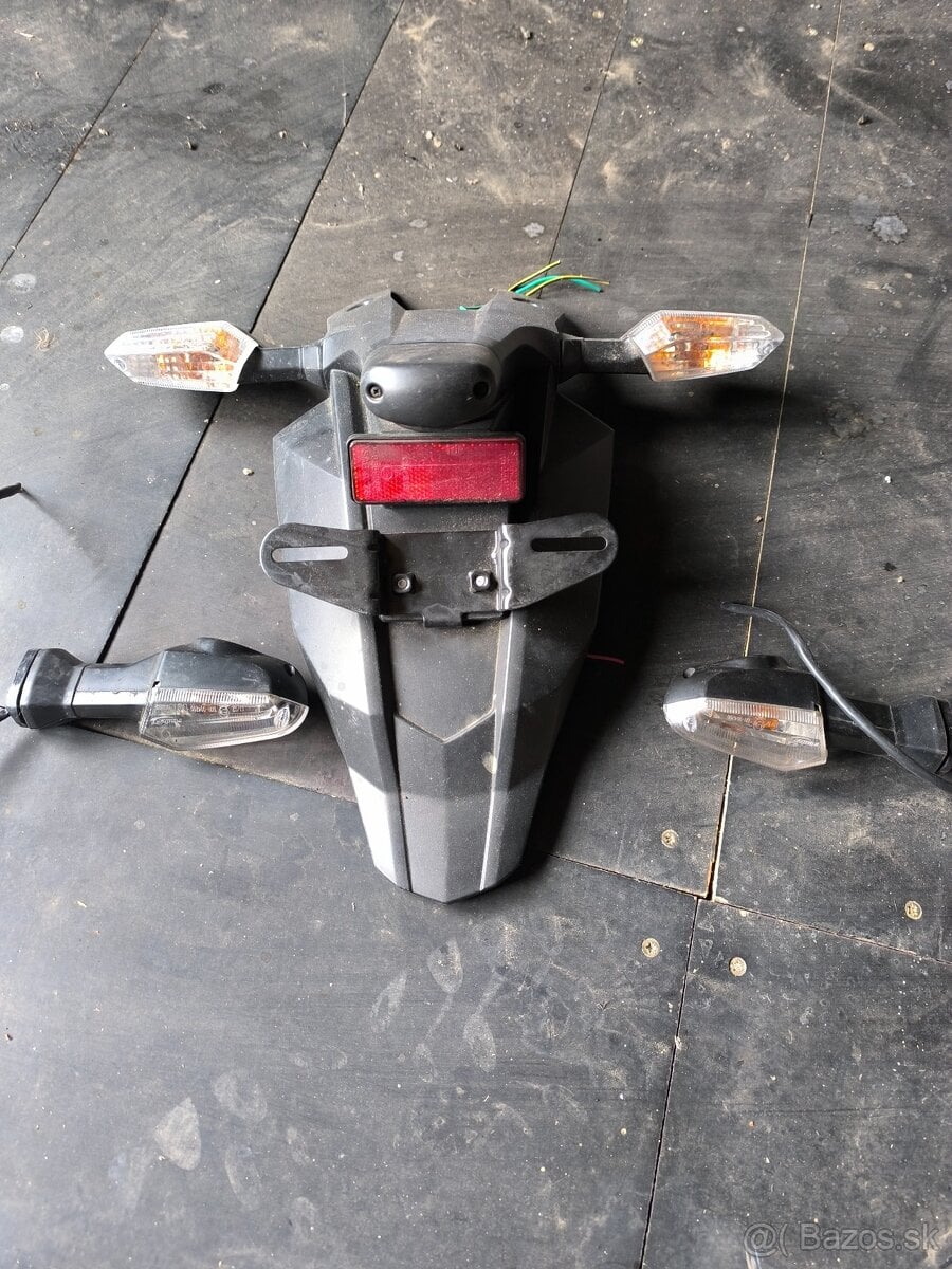 Kawasaki Z800 blatnik so smerovkami + predne smerovky