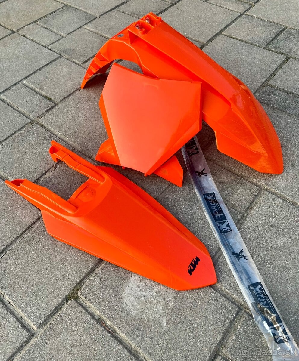 Predám blatníky,tabuľku,plynové lanká KTM