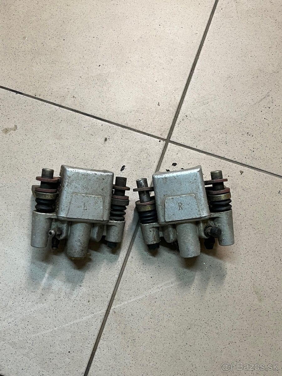 Predne brzdové strmene na cf moto x8