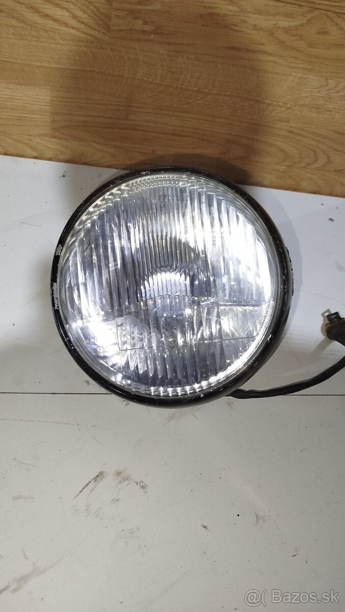 Predné svetlo Ducati monster.